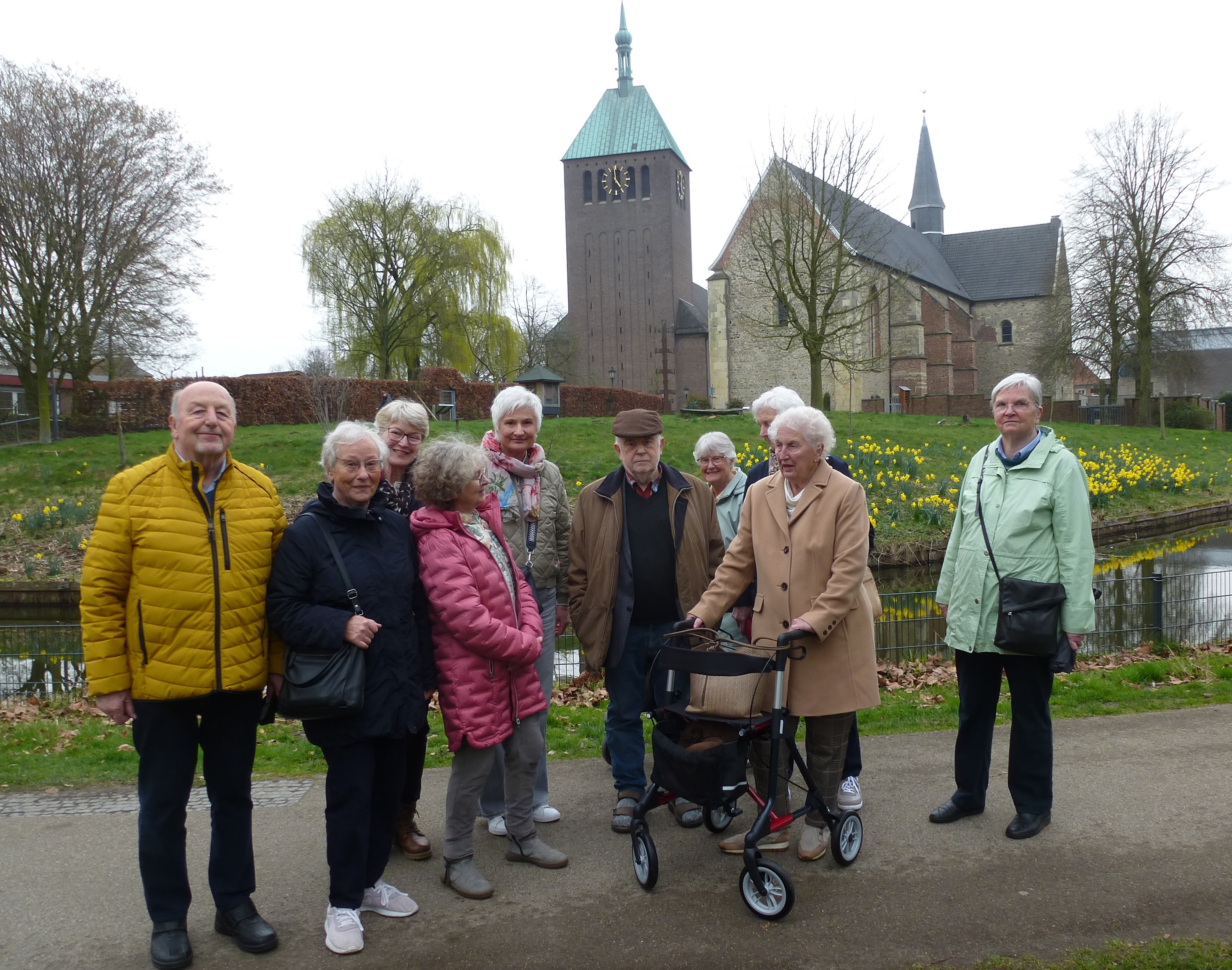 Eine Gruppe der Senioren Union Coesfeld beim Spaziergang durch die Bauernhaus-
Museumsanlage an der Berkel in Vreden. Im Hintergrund die Kirchen St. Georg und
Felicitas. Foto: Senioren Union Coesfeld