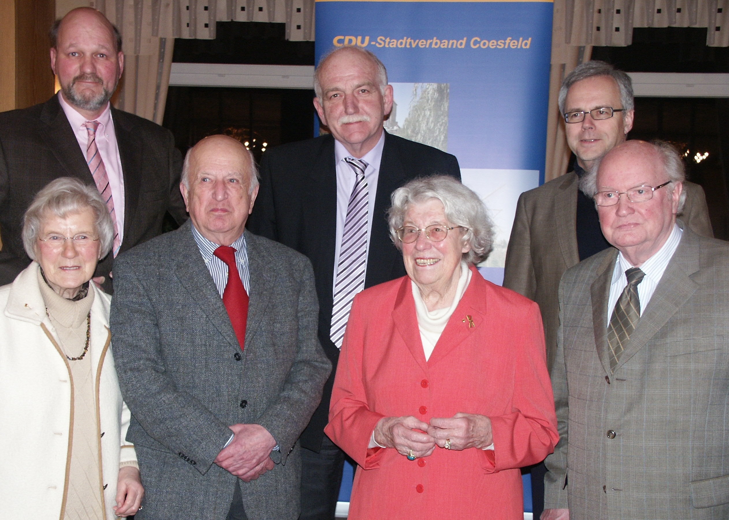 Gretel Homann (Bild unten links) � hier bei ihrer CDU-Ehrung 2010 f�r 50j�hrige
Mitgliedschaft - verstarb im Alter von 105 Jahren. Sie war die �lteste Coesfelderin
und das �lteste CDU-Mitglied. Foto: Norbert Hagemann